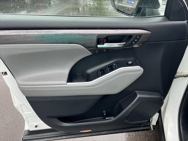 used 2022 Toyota Highlander car, priced at $39,000