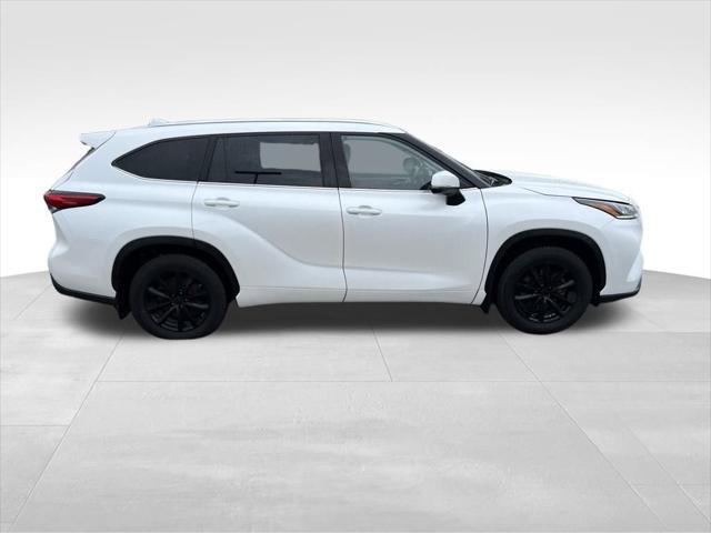 used 2022 Toyota Highlander car, priced at $39,000
