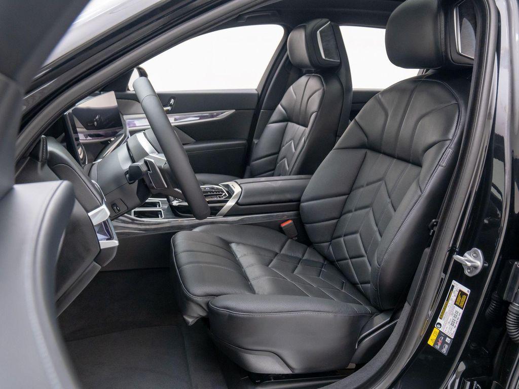 new 2025 BMW i7 car, priced at $129,125