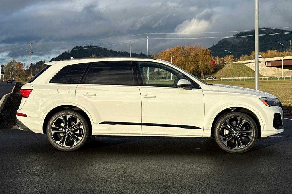 new 2025 Audi Q7 car, priced at $72,245