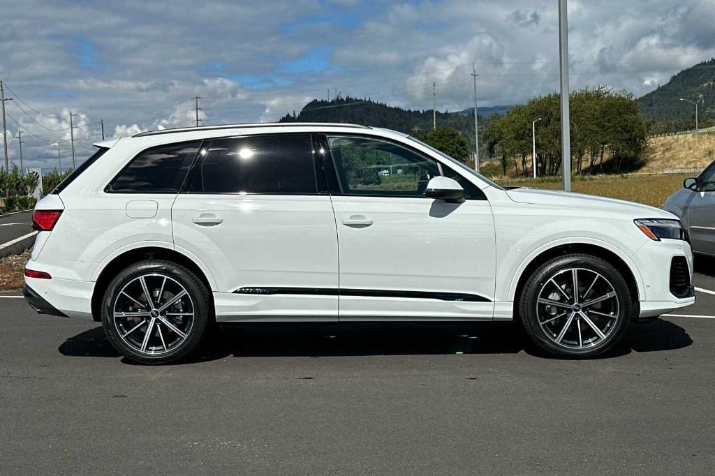 new 2025 Audi Q7 car, priced at $68,029