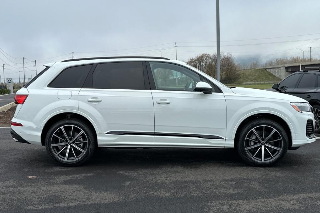 new 2025 Audi Q7 car, priced at $67,625