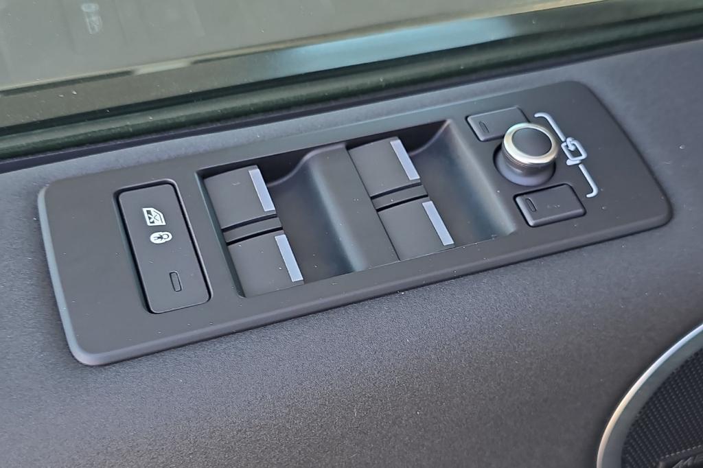 used 2020 Land Rover Discovery car, priced at $23,758