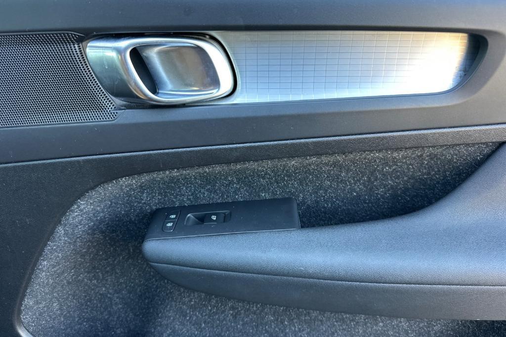 used 2020 Volvo XC40 car, priced at $17,995