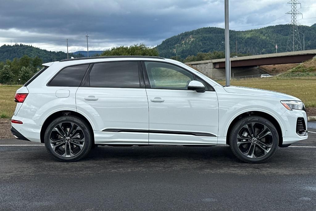 new 2025 Audi Q7 car, priced at $67,605