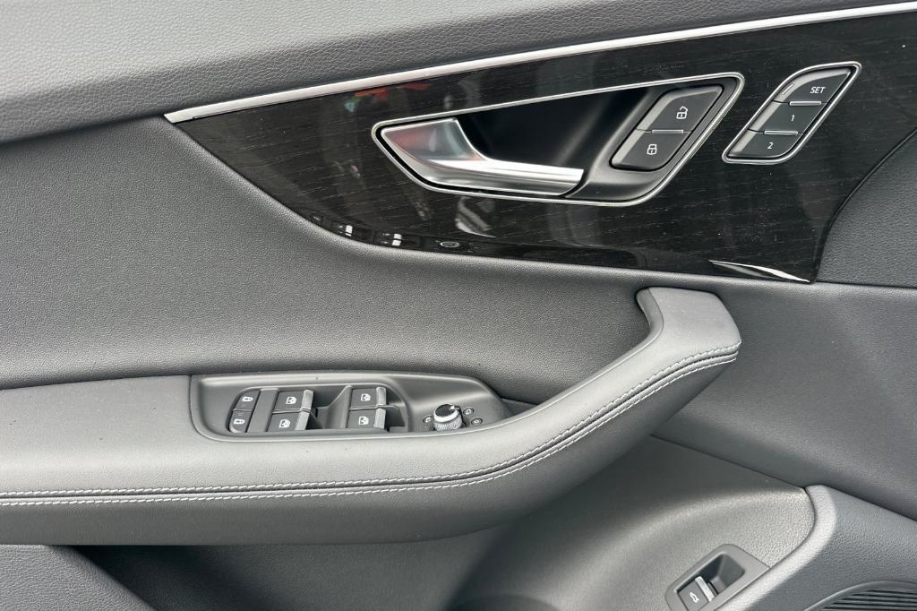 new 2025 Audi Q7 car, priced at $70,040