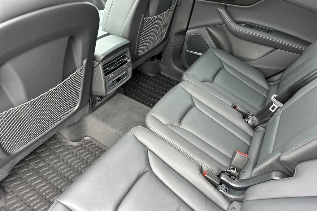 new 2025 Audi Q7 car, priced at $70,040