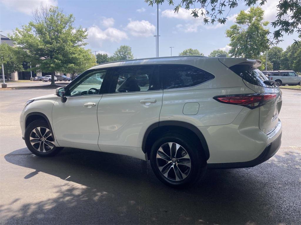 used 2021 Toyota Highlander car, priced at $28,995