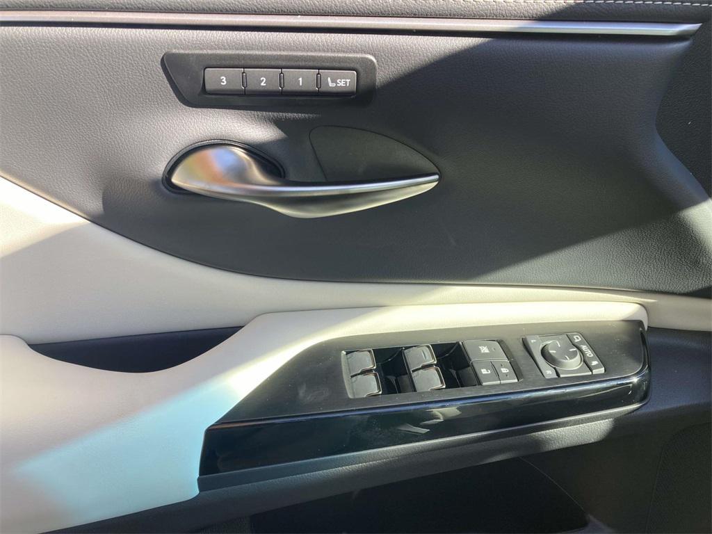 new 2025 Lexus ES 350 car, priced at $49,905