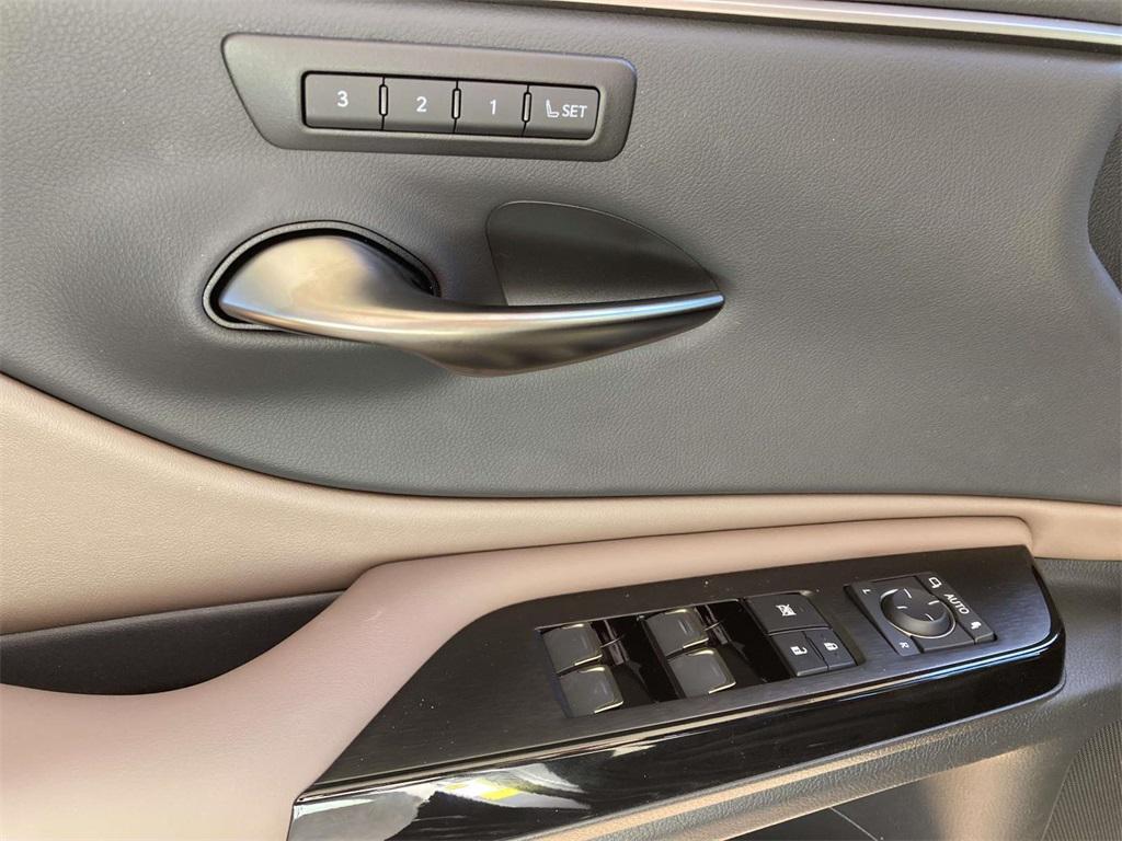 new 2025 Lexus ES 350 car, priced at $50,405