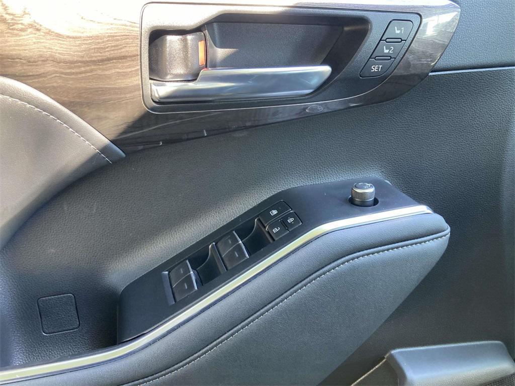 used 2022 Toyota Highlander car, priced at $38,995