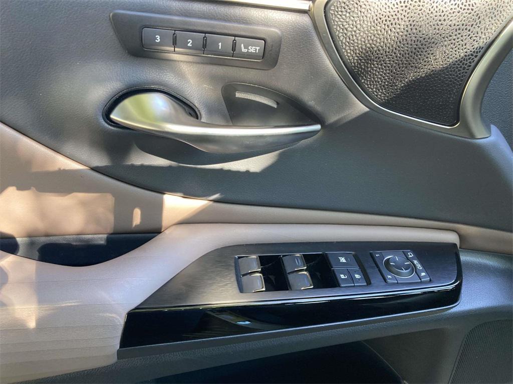 used 2022 Lexus ES 350 car, priced at $43,995