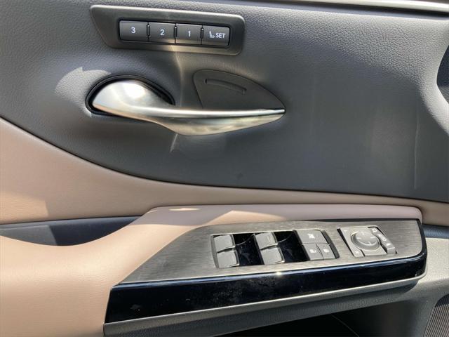 new 2025 Lexus ES 300h car, priced at $52,145