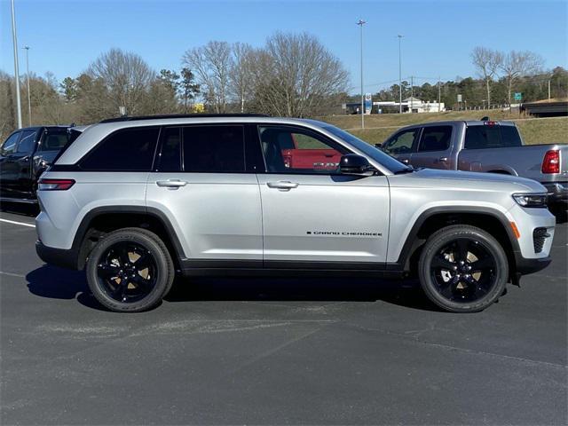 new 2025 Jeep Grand Cherokee car, priced at $40,175