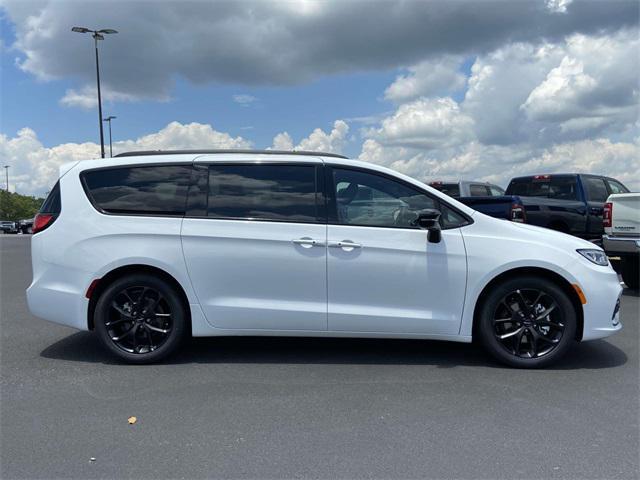 new 2024 Chrysler Pacifica car, priced at $41,820