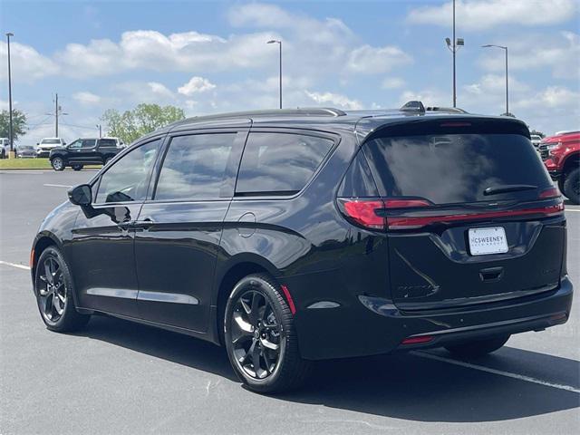 new 2025 Chrysler Pacifica car, priced at $51,565