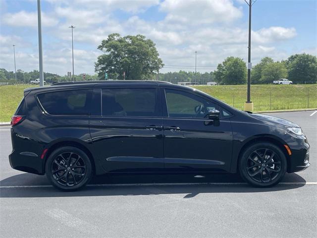 new 2025 Chrysler Pacifica car, priced at $51,565