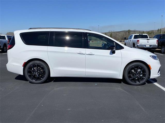 new 2024 Chrysler Pacifica car, priced at $49,392