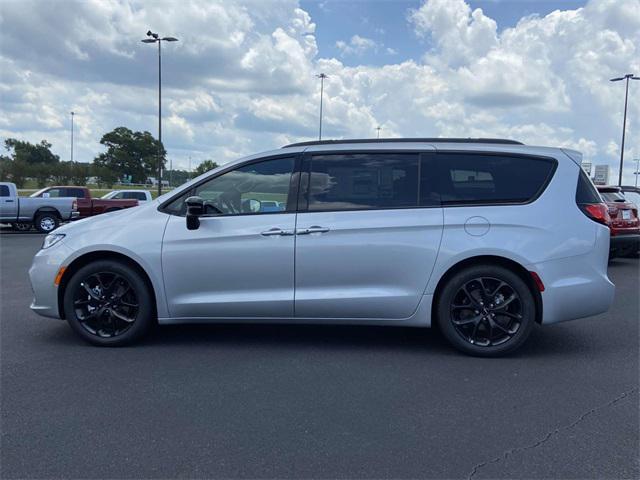 new 2024 Chrysler Pacifica car, priced at $42,015