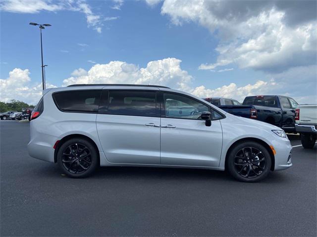 new 2024 Chrysler Pacifica car, priced at $42,015