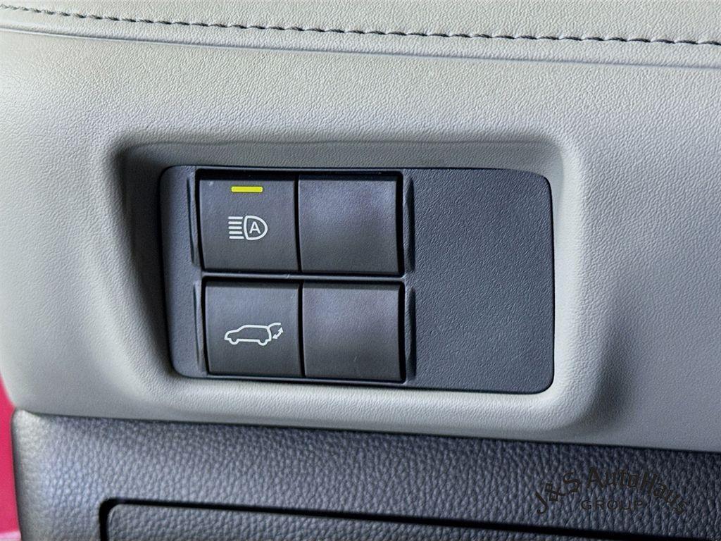 used 2021 Toyota Highlander car, priced at $33,295