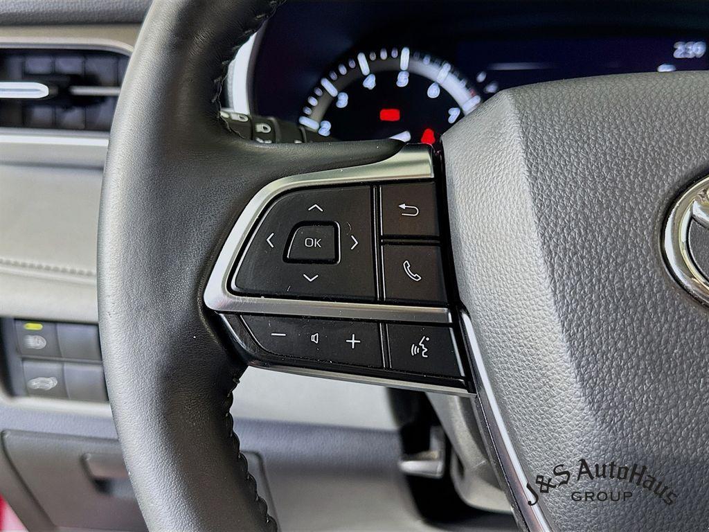 used 2021 Toyota Highlander car, priced at $33,295