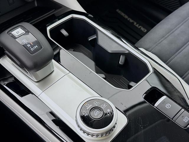 new 2025 Mitsubishi Outlander car