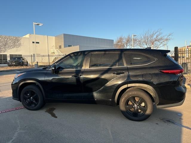 used 2023 Toyota Highlander car, priced at $34,077