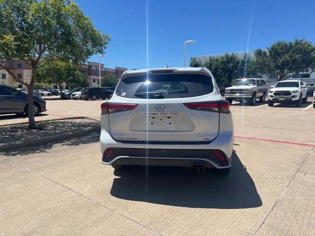 used 2022 Toyota Highlander car, priced at $34,995