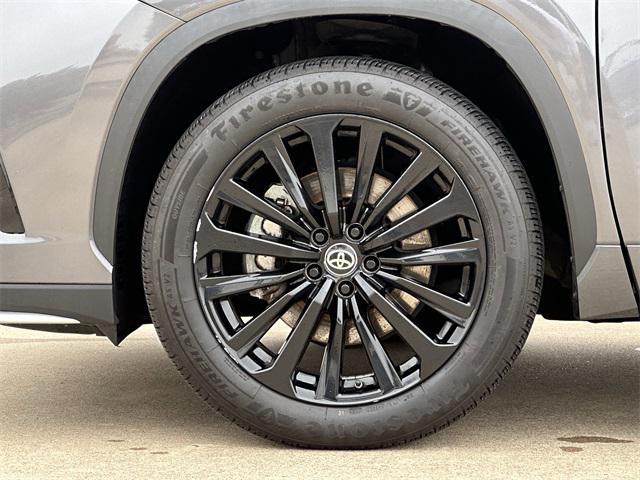 used 2023 Toyota Highlander car, priced at $39,400