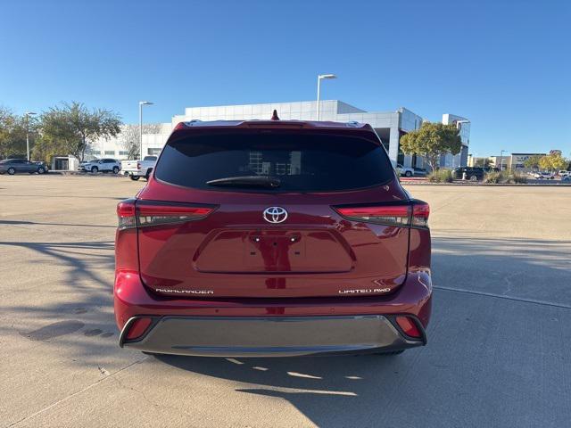 used 2020 Toyota Highlander car, priced at $32,572