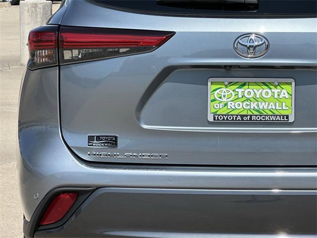 used 2020 Toyota Highlander car, priced at $30,328