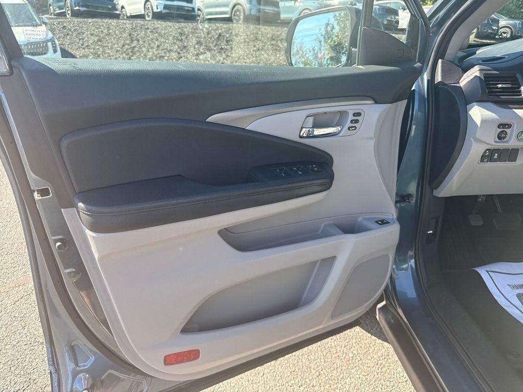 used 2022 Honda Pilot car, priced at $27,000