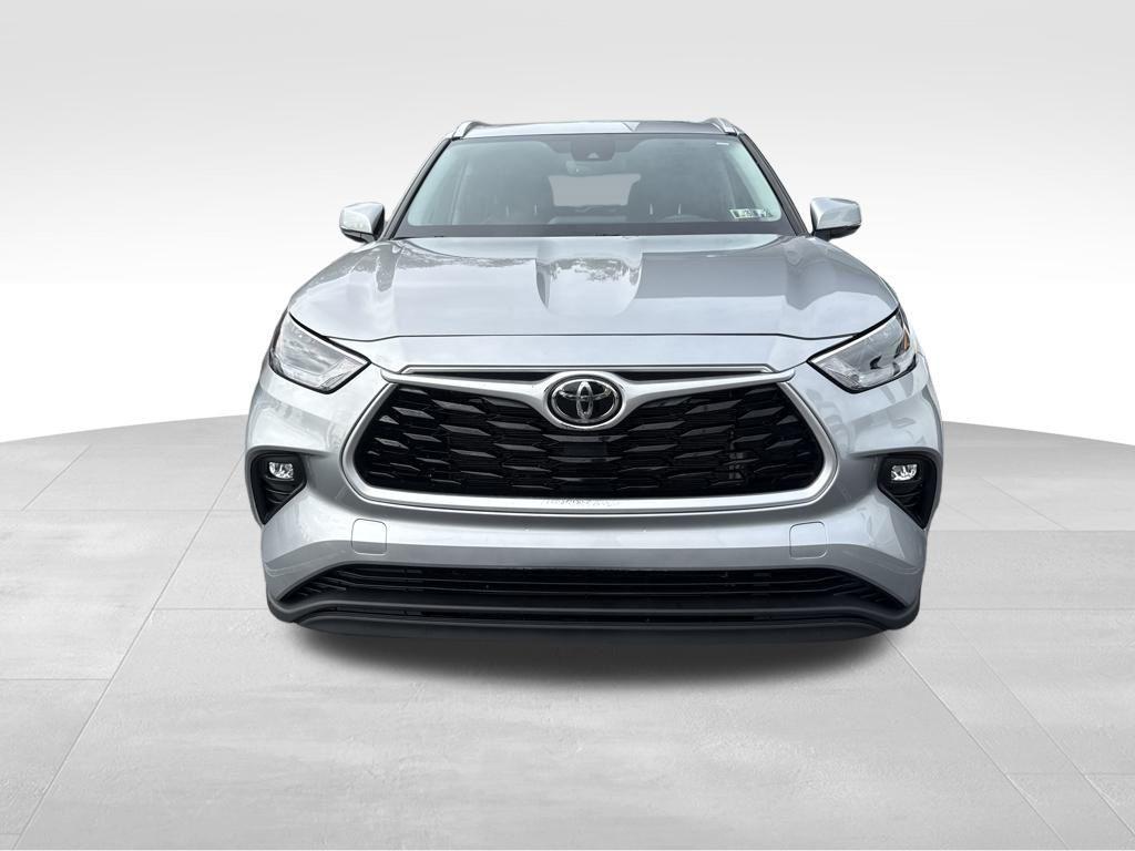 used 2022 Toyota Highlander car, priced at $35,000