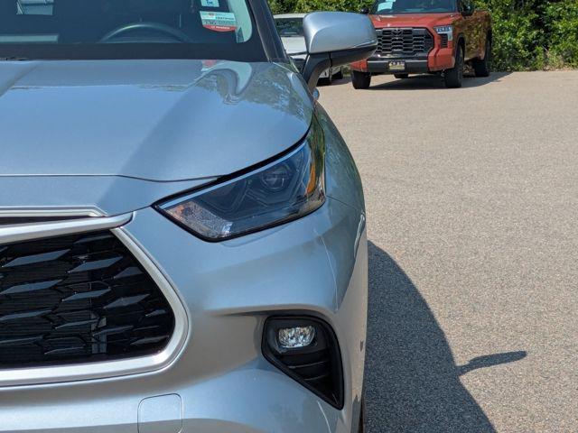 used 2022 Toyota Highlander car, priced at $37,899