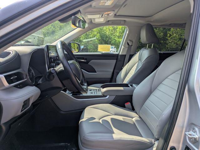used 2022 Toyota Highlander car, priced at $37,899