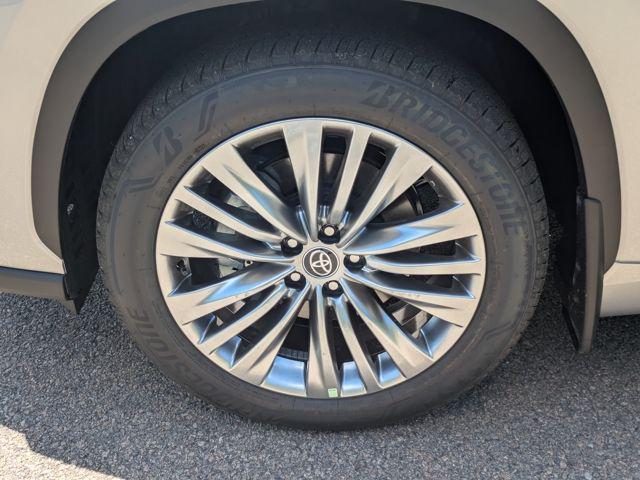 new 2025 Toyota Highlander car, priced at $50,188