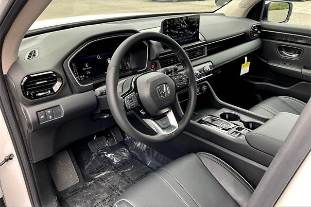 new 2025 Honda Pilot car, priced at $54,985