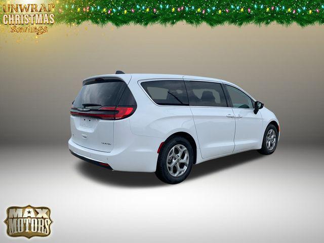 new 2024 Chrysler Pacifica car, priced at $44,998