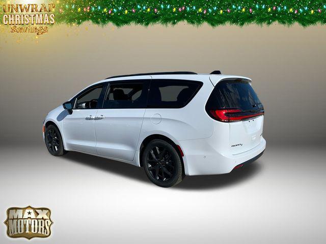 new 2024 Chrysler Pacifica car, priced at $46,599