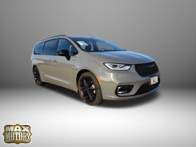 used 2025 Chrysler Pacifica car, priced at $36,444