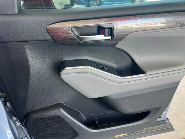used 2022 Toyota Highlander Hybrid car, priced at $43,846