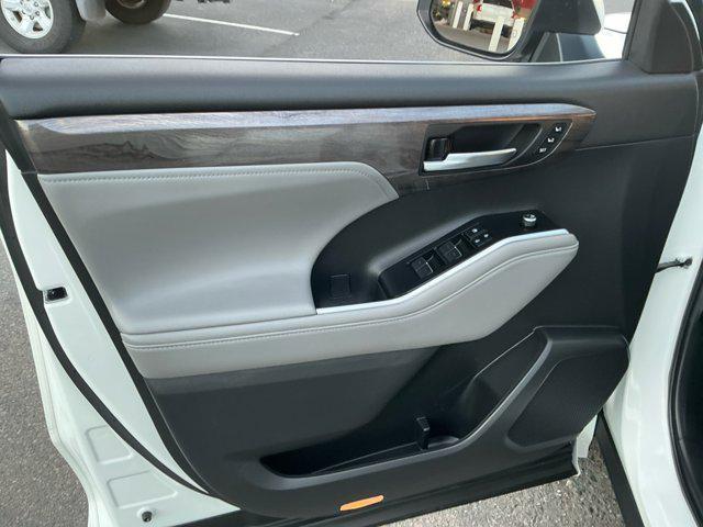 used 2022 Toyota Highlander car, priced at $40,996