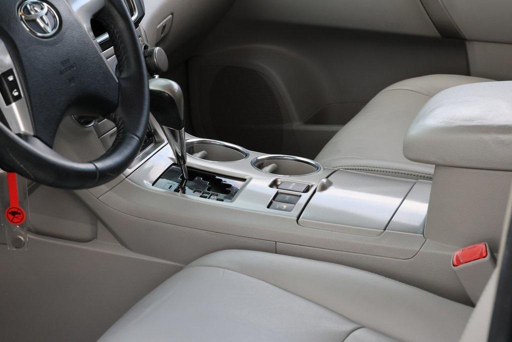 used 2013 Toyota Highlander car, priced at $11,997