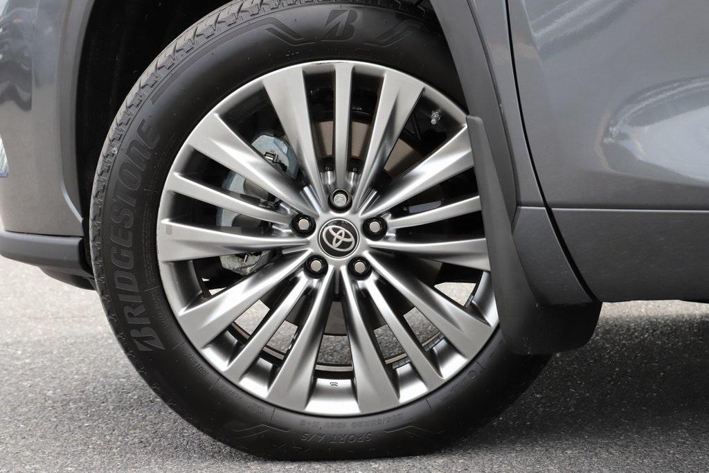 used 2024 Toyota Highlander car, priced at $51,497