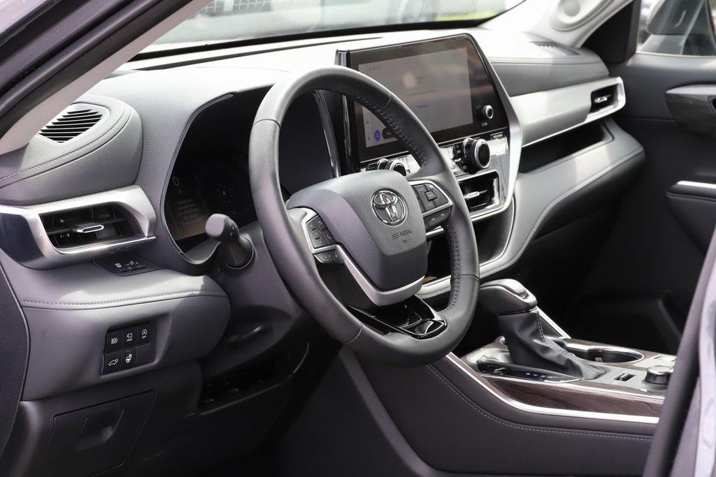 used 2024 Toyota Highlander car, priced at $51,497