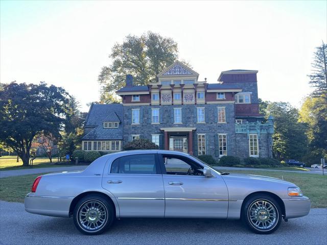 used 2010 Lincoln Town Car car, priced at $19,950