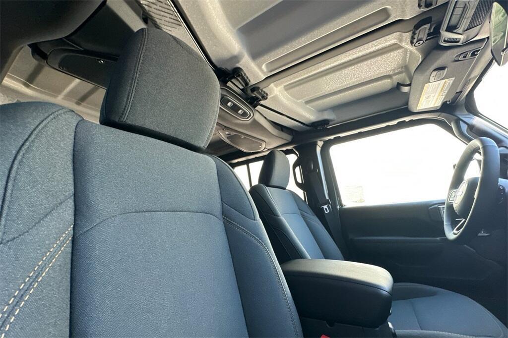 new 2025 Jeep Wrangler car, priced at $48,275
