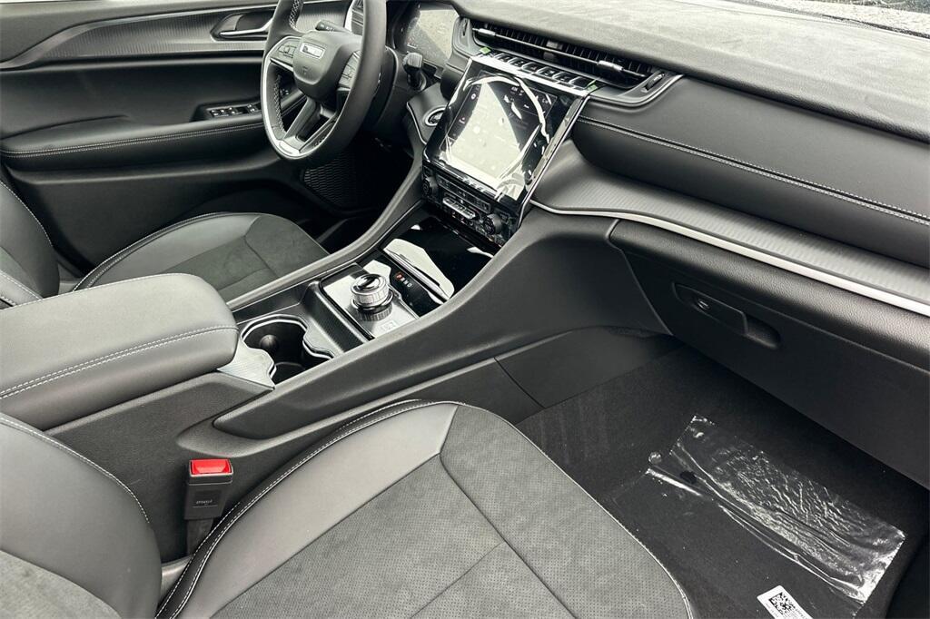 new 2025 Jeep Grand Cherokee car, priced at $40,975