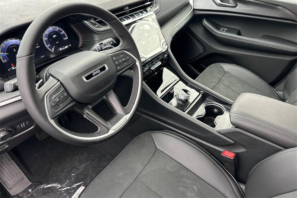new 2025 Jeep Grand Cherokee car, priced at $40,975